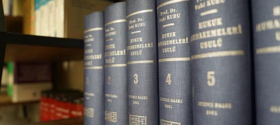 vista libreria con diversi volumi di codice penali