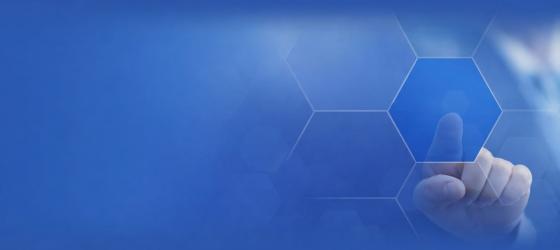 su sfondo azzurro una mano indica un logo con scritta PHD. Immagine prodotta con Chat GPT 07.01.26