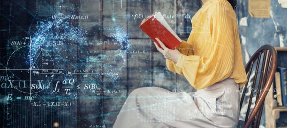 Donna seduta con libro rosso in mano, circondata da formule matematiche e grafici digitali sovrapposti, concetto di studio e discipline STEM