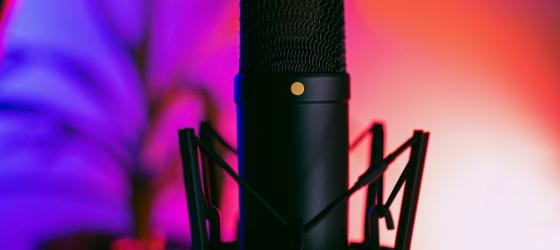 primo piano di un microfono per la registrazione podcast
