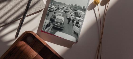 immagine di un tavolino con un fiore e libro con copertina leggibile