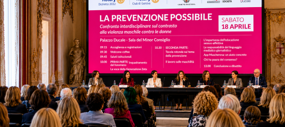 immagine generata con IA - gruppo di persone sedute tavolo di un convegno, alle spalle lavagna con locandina evento