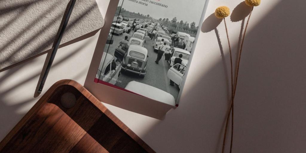 immagine di un tavolino con un fiore e libro con copertina leggibile